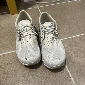 On Cloud Running shoe white